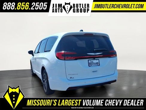Used 2026 Chrysler Pacifica Select FWD image 2