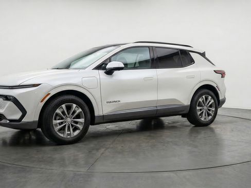 Used 2025 Chevrolet Equinox LT image 3