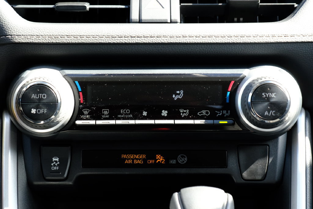 Used 2021 Toyota RAV4 LE AWD/4WD image 25