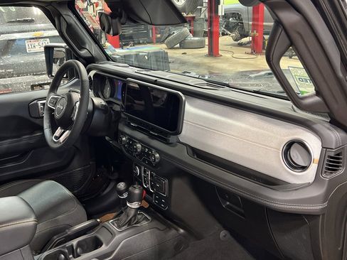 Used 2025 Jeep Wrangler Backcountry image 28