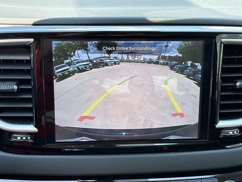 Used 2023 Chrysler Pacifica Touring-L FWD image 17