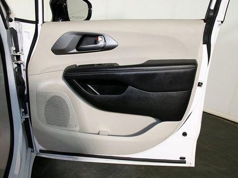 Used 2024 Chrysler Pacifica Select image 33