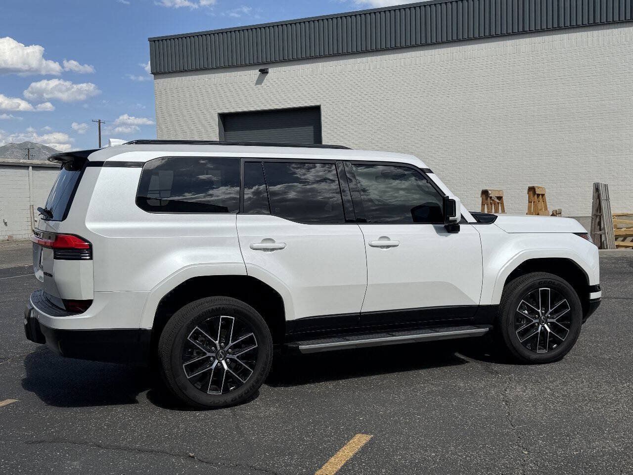 Used 2025 Lexus GX 550 w/ Accessory Package (2T) AWD/4WD image 9