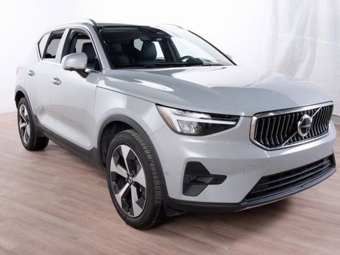 Certified 2025 Volvo XC40 B5 Plus image 3