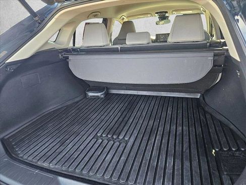 Used 2022 Toyota Venza LE image 5