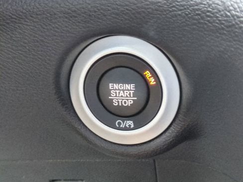 Used 2025 Chrysler Pacifica Select image 27