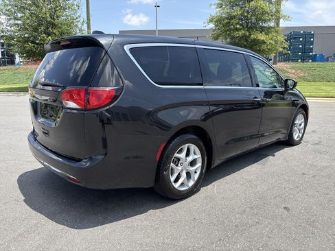 Used 2017 Chrysler Pacifica Touring Plus w/ Tire & Wheel Group FWD image 9