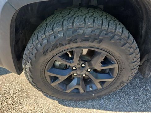 Used 2018 Jeep Cherokee Trailhawk w/ Comfort/Convenience Group AWD/4WD image 9