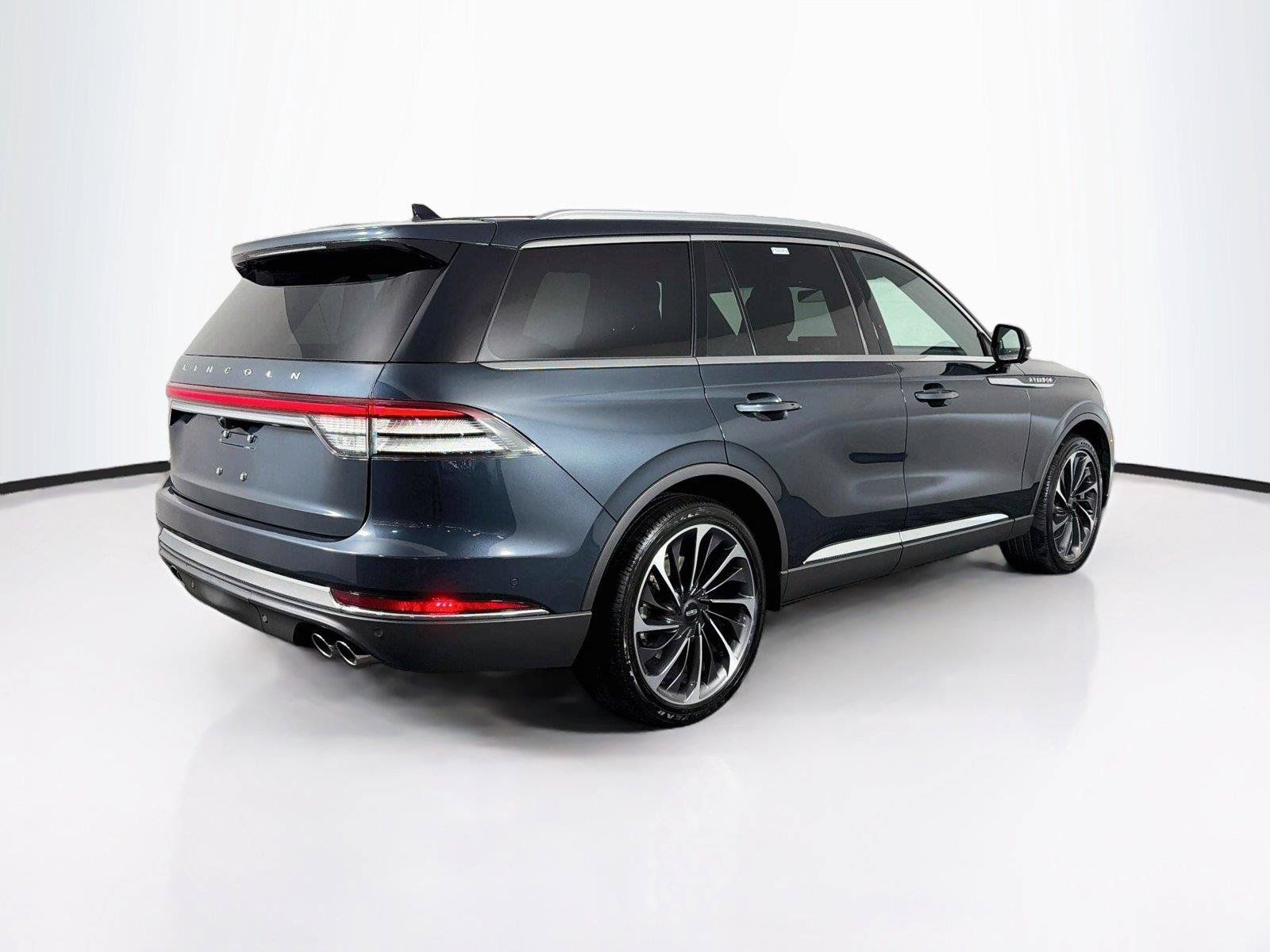 Used 2023 Lincoln Aviator Reserve w/ Equipment Group 201A AWD/4WD image 11
