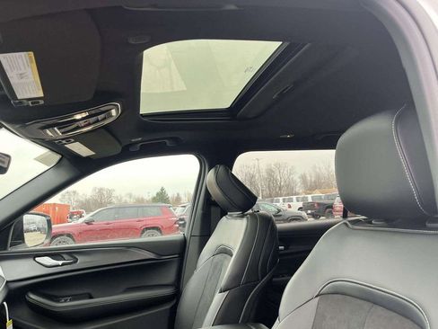 New 2025 Jeep Grand Cherokee L Altitude image 10