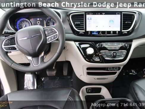 Used 2023 Chrysler Pacifica Touring-L image 12