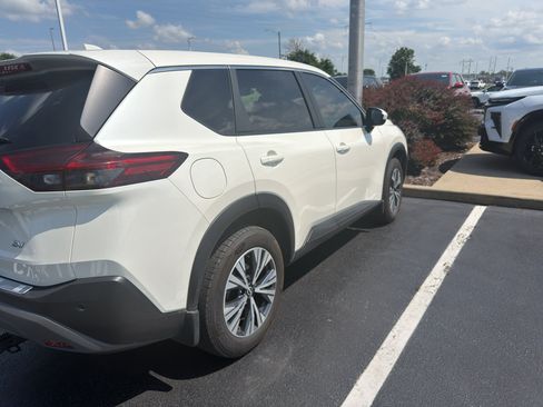 Used 2023 Nissan Rogue SV FWD image 4