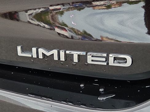 Used 2021 Toyota Highlander Limited FWD image 9