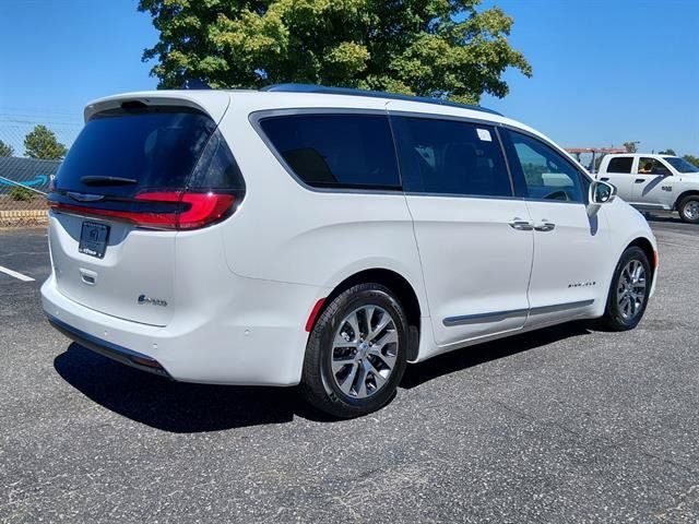 Used 2024 Chrysler Pacifica Pinnacle FWD image 3