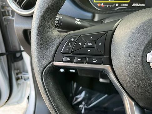 Used 2025 Nissan Versa SV image 9