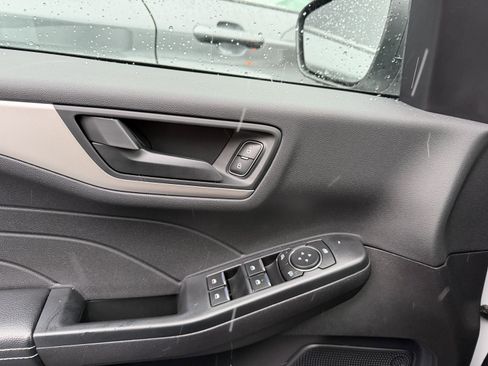 Used 2022 Ford Escape SE image 12