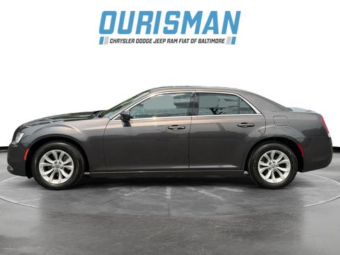 Used 2023 Chrysler 300 Touring RWD image 3
