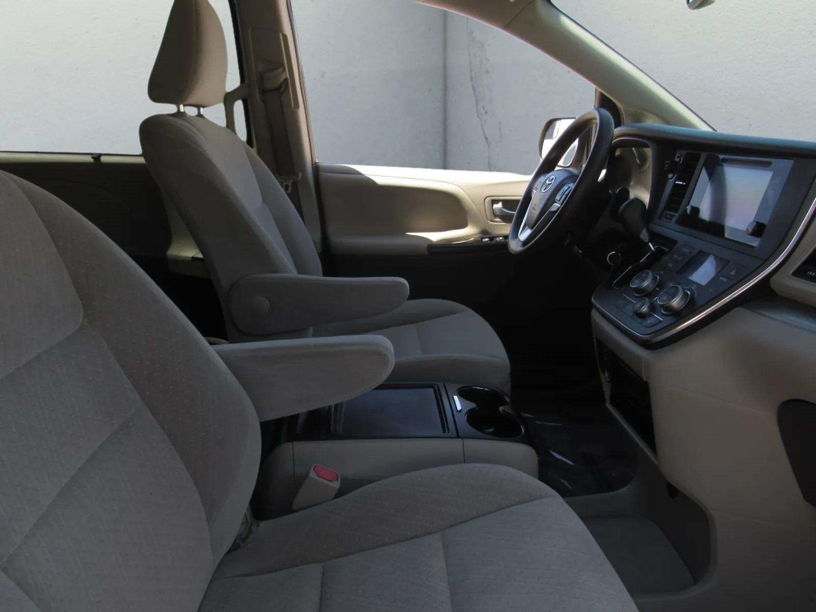 Used 2016 Toyota Sienna LE FWD image 8