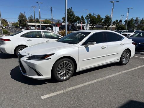 Used 2022 Lexus ES 300h w/ Accessory Package FWD image 4
