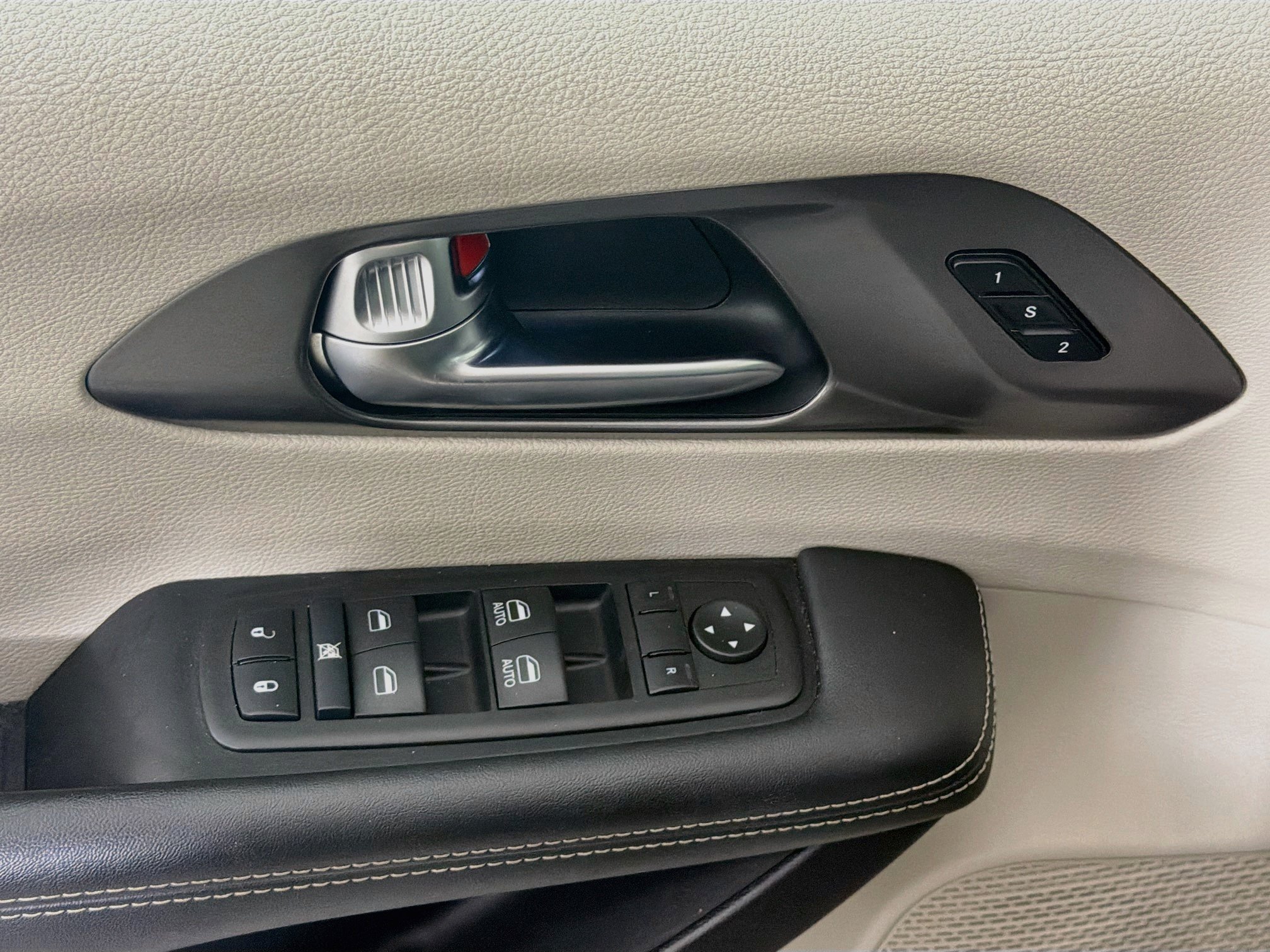 Used 2024 Chrysler Pacifica Touring-L FWD image 15