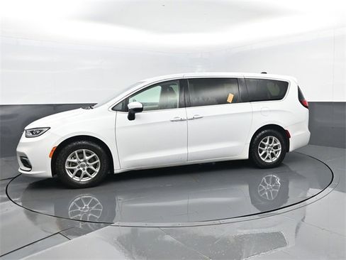 Used 2023 Chrysler Pacifica Touring-L image 5