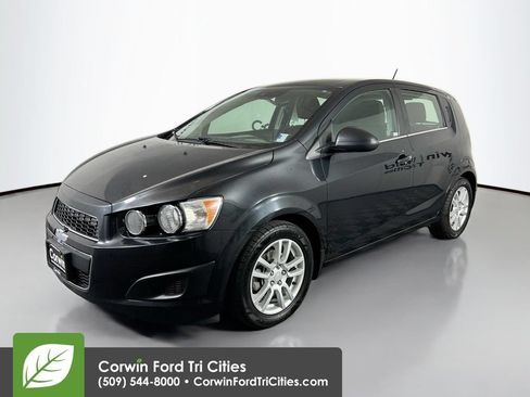 Used 2015 Chevrolet Sonic LT w/ Fun and Sun Package FWD image 5