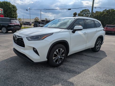 Used 2021 Toyota Highlander XLE FWD image 8