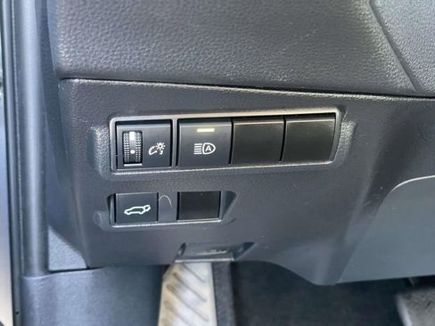 Used 2022 Toyota Corolla Cross XLE w/ Convenience Package image 11