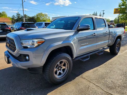 Used 2018 Toyota Tacoma TRD Sport w/ Technology Package AWD/4WD image 4