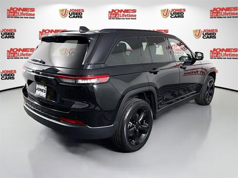 Used 2023 Jeep Grand Cherokee Altitude image 16