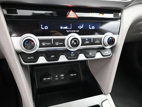 Used 2020 Hyundai Elantra SE FWD image 17