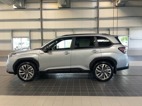 Used 2025 Subaru Forester Touring AWD/4WD image 4