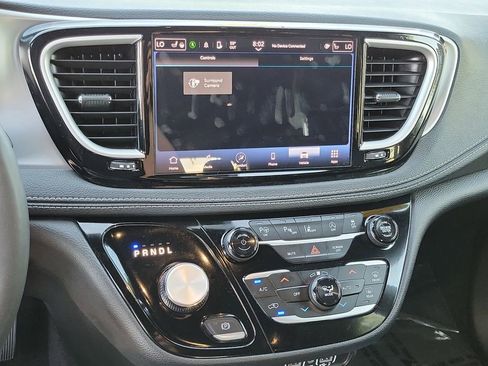 Used 2023 Chrysler Pacifica Touring-L w/ S Appearance Package image 9