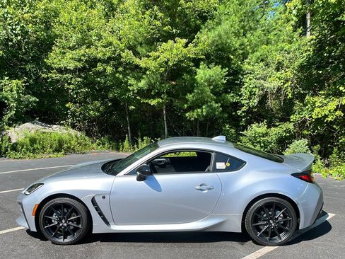 Used 2026 Toyota GR86 Premium w/ ALL Weather Mat Package (TMS) RWD image 2