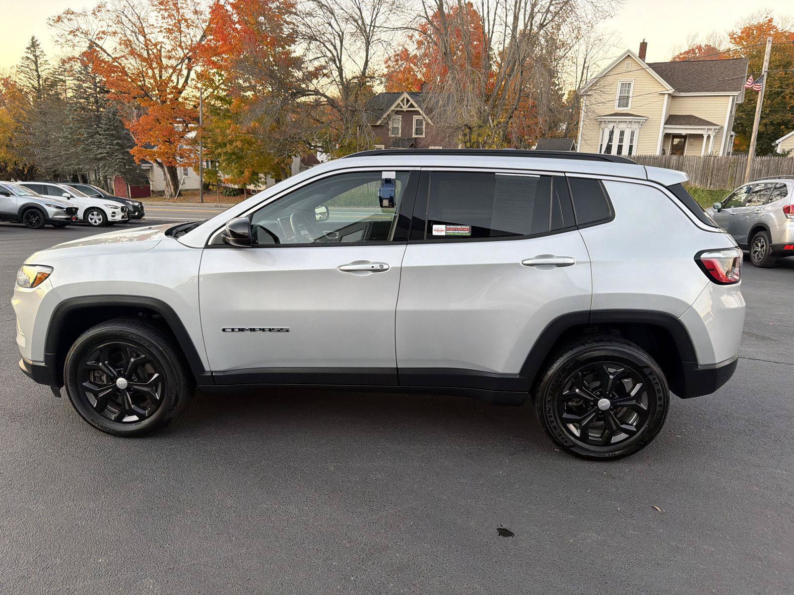 Used 2024 Jeep Compass Latitude AWD/4WD image 2