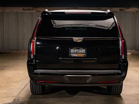 Used 2020 Cadillac Escalade ESV Premium Luxury image 7