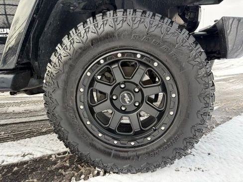 Used 2018 Jeep Wrangler Unlimited Sahara w/ Connectivity Group image 17