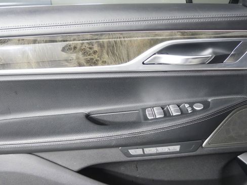 Used 2017 BMW 740i image 8
