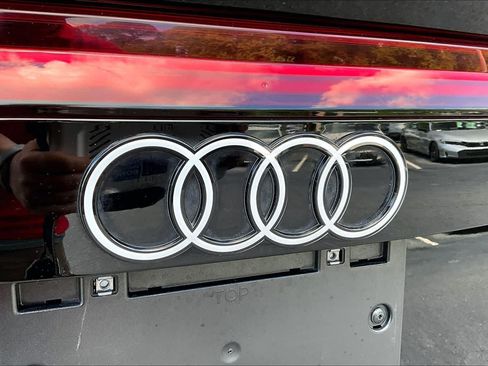 Used 2024 Audi Q8 Premium Plus w/ Premium Plus Package AWD/4WD image 31
