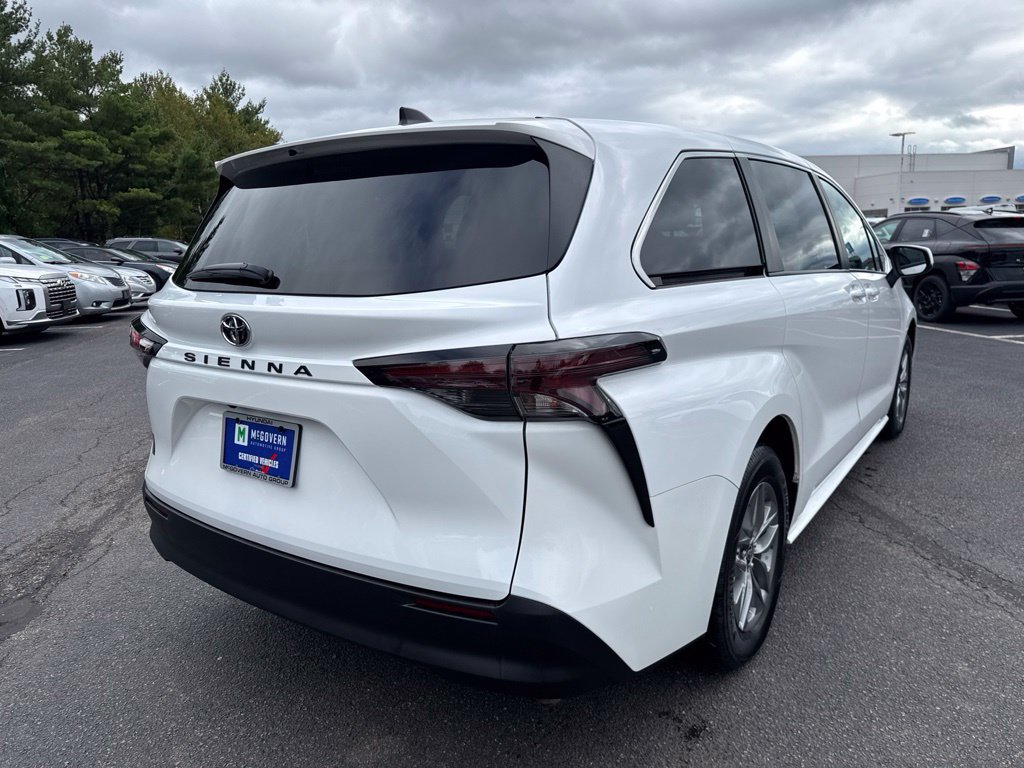 Used 2026 Toyota Sienna LE FWD image 5