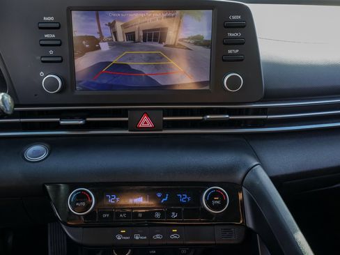 Used 2021 Hyundai Elantra SEL image 33