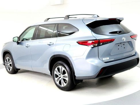 Certified 2022 Toyota Highlander XLE image 4