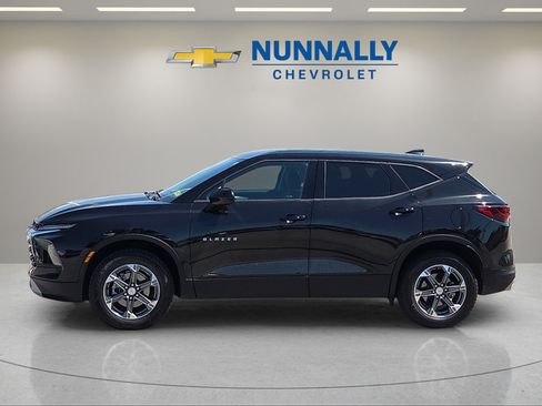 Used 2025 Chevrolet Blazer LT FWD image 2