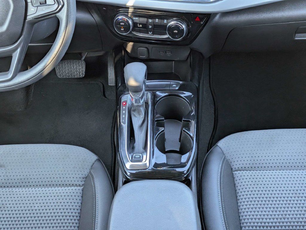 Used 2025 Chevrolet Trax LT FWD image 17