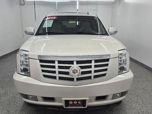 Used 2013 Cadillac Escalade Luxury RWD image 2