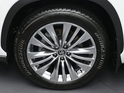 Used 2026 Toyota Highlander Platinum AWD/4WD image 37