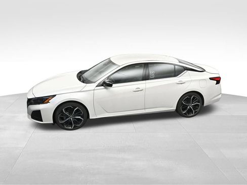 Used 2024 Nissan Altima 2.5 SR FWD image 18