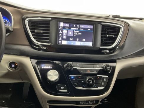 Used 2022 Chrysler Voyager LX image 21