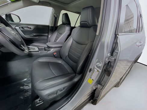 Used 2022 Toyota RAV4 XLE Premium image 15