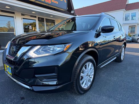 Used 2018 Nissan Rogue SV image 2